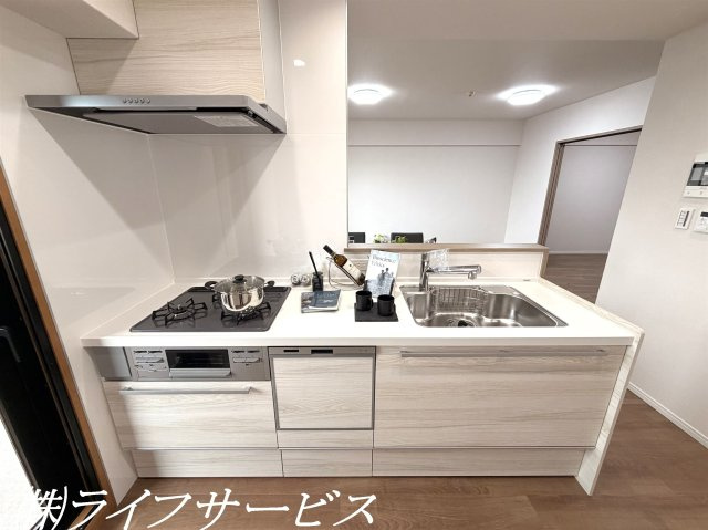 システムキッチン／ビルトイン食洗機、浄水器搭載！勝手口があるのでバルコニーにちょっとゴミを置いたり、換気したりするときに便利です！