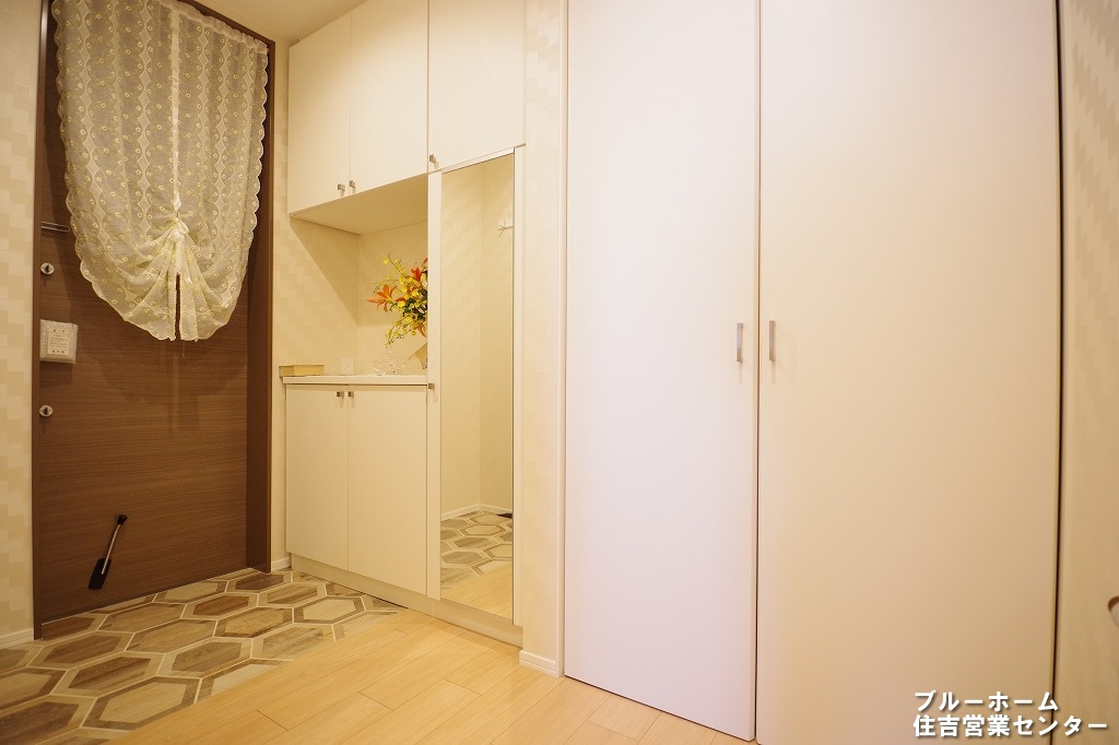 玄関は特徴的なタイルを採用し、ハイセンスな空間になっています