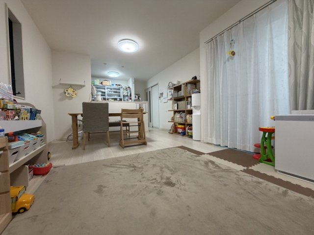 約17帖のリビング。大きめな家具を置いても窮屈にならずゆったりとお過ごしいただけます。