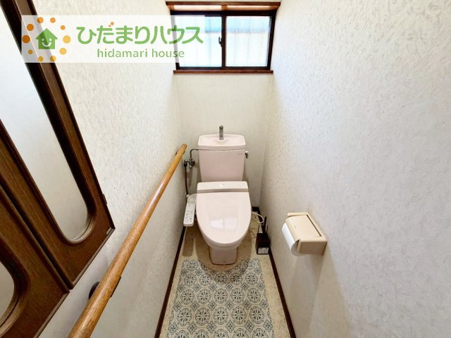 小窓が付いているので、トイレも明るい空間になっております♪