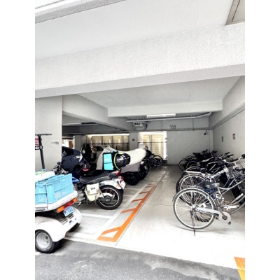 バイク置場も雨風に安心な設計。空き状況はご確認ください♪*