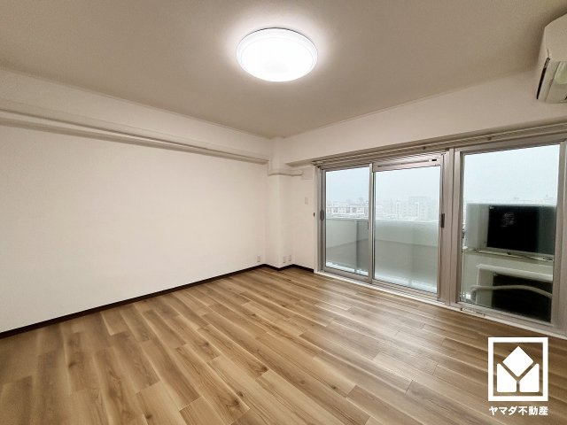 約7.8帖の洋室です。バルコニーにつながるお部屋で、通風・陽当たり良好。