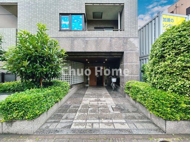 【エントランス】マンションのエントランスは、その物件の印象を決める、顔とも言える場所です。毎日通る場所ですからきれいなのが一番です。
