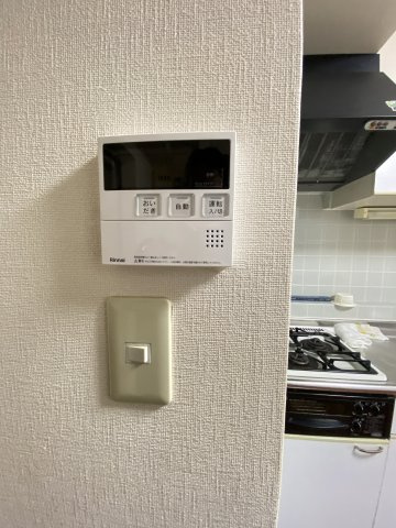 給湯リモコン有。追い焚き機能付きで暖かいお風呂に浸かれます。