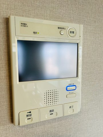 室内から来訪者を映像で確認できるTVモニター付きインターホン。防犯性に優れ、急な訪問時にも落ち着いて対応できます。
