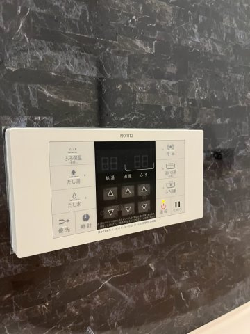 ワンタッチでお湯張りや保温の操作ができる給湯リモコン。忙しい時間帯でも手軽に温かいお風呂の準備が行えます。帰宅時間がバラバラでも、いつでも暖かいお風呂に入れる追い焚き機能完備。