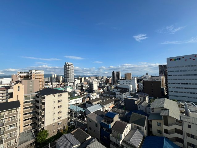 バルコニーからの開けた眺望。前面に視界を遮る高い建物がなく、陽当り・通風ともに良好な心地よい住環境です。