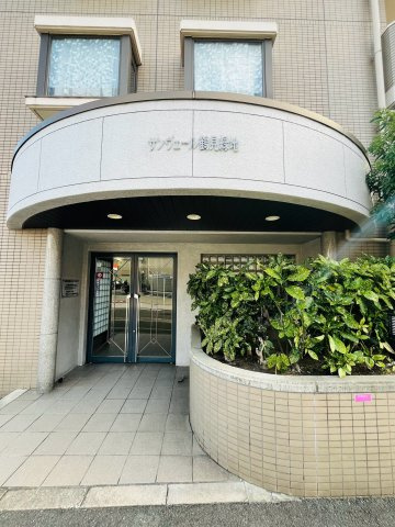 住む人、訪れる人を迎えるメインエントランス。植栽も美しく手入れされています。