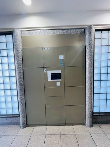 非対面で荷物を受け取れる宅配ボックスを完備。不在時や対面での受取を避けたい時にも便利で、再配達の手間を省けます。