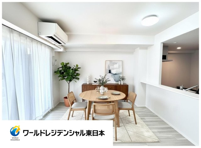 カウンターキッチンとの会話を楽しみながら食事ができるダイニング空間。※バーチャルホームステージングを使用しています。実際の販売には家具は含まれません。