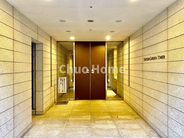 【エントランス】マンションのエントランスは、その物件の印象を決める、顔とも言える場所です。毎日通る場所ですからきれいなのが一番です。エントランス内はオートロックですので暮らしの安全も確保されています。