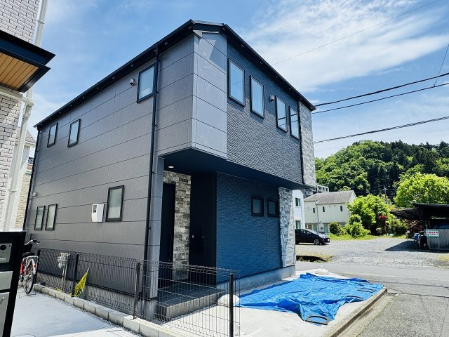 ～高尾駅徒歩10分　ZEH水準の省エネ住宅　南西角地につき陽当たり良好～