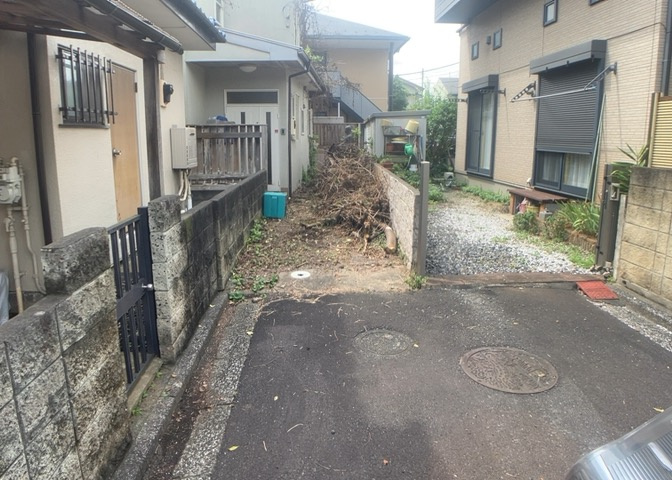 住宅用の土地では前面道路に2m以上接していなければならないと法律で定められています。しかし、お持ちの車のサイズやライフスタイルなどにより、2mでは利便が悪い場合もございますので、事前に確認しましょう。