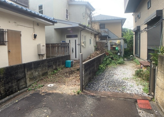 お持ちの車種によっては前面道路が広い方が便利でしょう。しかし、前面道路が広ければその分交通量が多くなるため、騒音などが気になる場合があります。実際に現地を見学し、周辺交通量や騒音などを確認しましょう！
