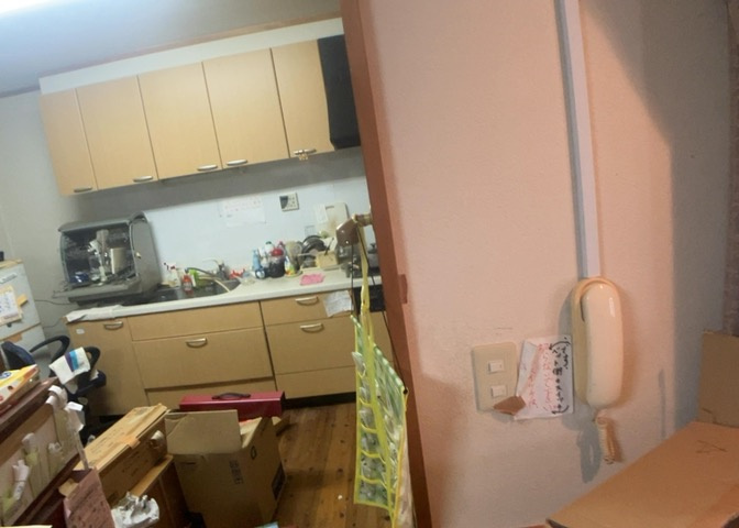 ダイニングとキッチンの間を扉や壁などで仕切らず、一体化させた間取りです。キッチンカウンターがついている物件ならば、食事をキッチンカウンターで取ることで、ダイニングスペースをリビングとして使用できます。
