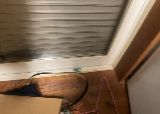 サッシは、ガラス窓に使用される金属製の窓枠です。一般的に住宅建築では、金属製建具工事の段階でガラス類・玄関などと同時に設置されます。種類や構造により断熱性能や遮音性能が異なるので現地でご確認ください。