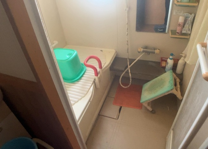入浴時の快適さも大事なことですが、綺麗な状態を維持できなければ気持ちよく入浴できません。毎日の掃除が楽という点は大事なポイントになります！カビが生えにくく掃除がしやすい、壁や浴槽を選ぶといいでしょう。