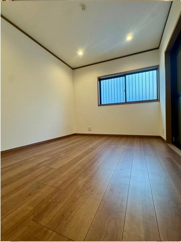 明るい色合いのフローリングとクロスを使用した洋室は家具やインテリアとも調和しやすく空間が広く感じられ開放感を生み出します。自然光を効果的に反射し、室内を明るく保つため、日中の照明使用を抑えられます。