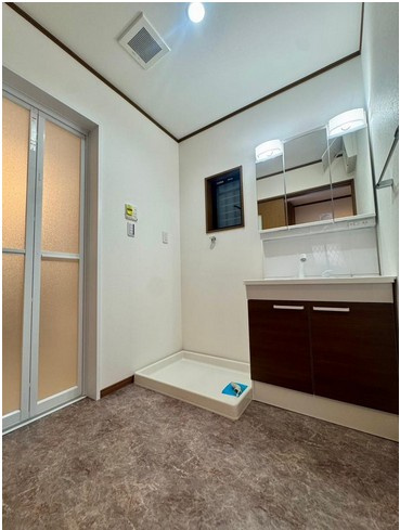 化粧品や洗顔料、歯ブラシなどの必需品をまとめて置ける収納スペースがあり、使用するたびに取り出す手間が省けます。また、水回りのため、濡れても大丈夫な素材が使用されており、お手入れが簡単です。