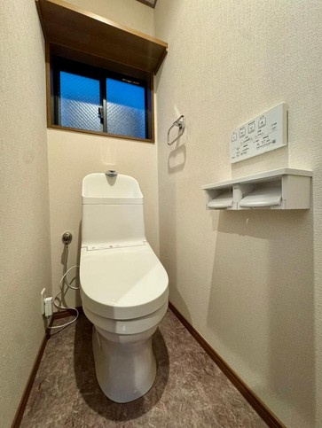 温水洗浄便座付トイレは温水洗浄機能により、暖かい水でおしりを洗浄することができ、冷たい水を使う従来の便座に比べ、温水洗浄機能で暖かいトイレを提供し、快適な使用を可能にします。