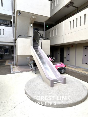 非常階段に滑り台が設置されています。