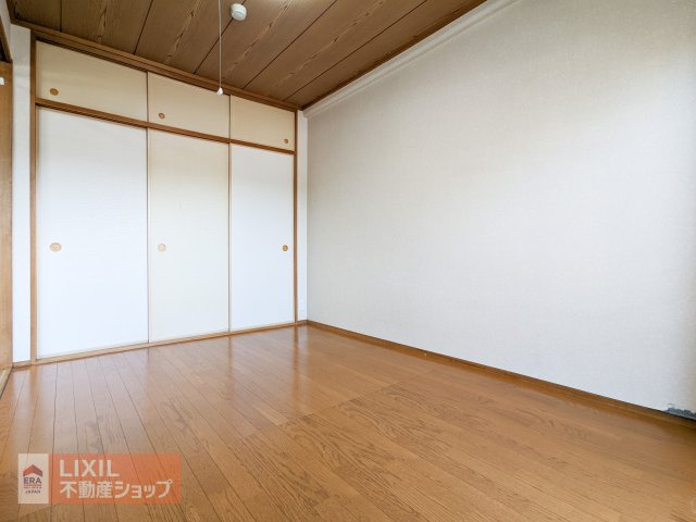 リビングに隣接している6帖の洋室です！南東向きのため、爽やかな朝の光がたっぷり届きます♪