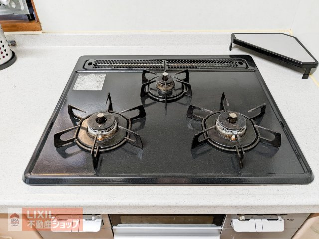 同時に複数の料理が進められる便利な3口コンロ付きです☆