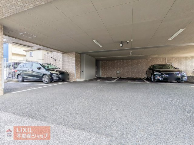 敷地内に平置駐車場が14台分あります。（駐車場の位置については、2年に1回抽選で決定します。）
