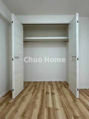 居室にはクローゼットを完備し、自由度の高い家具の配置が叶うシンプルな空間です。お子様の成長と必要になる子供部屋を与えるにはぴったりの間取りですね。