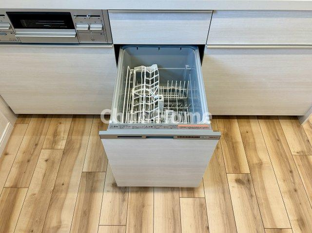 【食機洗い乾燥機】ビルトイン食洗器を標準装備。手洗いにはない高い水温と強い水圧でガンコな汚れもスッキリ。就寝前にセットすれば朝には完了でラクラクです。