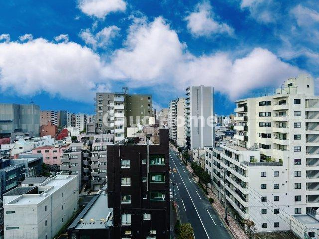 手を伸ばせば、ふれることが出来そうな環境が、そのままインテリアになったような印象です。その豊かな眺望にふさわしい空間には、通風・採光にも優れ、心地よい光と風があふれています