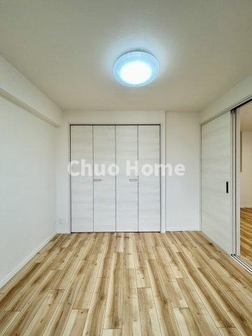 【洋室】快適に過ごす条件は、一人ひとり違います。だからこそ飾り過ぎないシンプルな内装と偏り過ぎないデザインで統一しております。居住していく中でオーナー様だけの【マイホーム】に創り上げて下さい