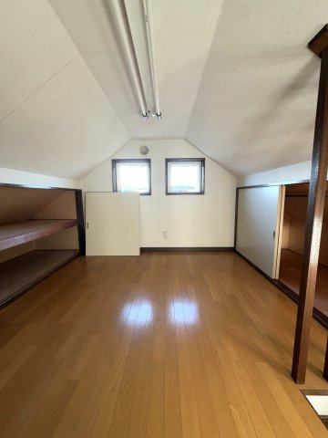 屋根裏部屋ありでシーズン外の荷物も沢山収納可能！