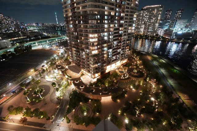北側にあります「パークタワー晴海」夜はライトアップされますので、バルコニーから綺麗な夜景も楽しめます。
