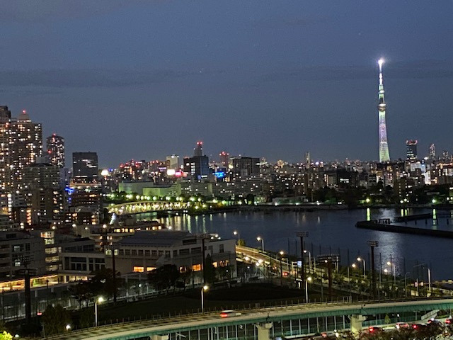 夜景：スカイツリー方面を撮影。都心ならではの夜景も堪能できます。