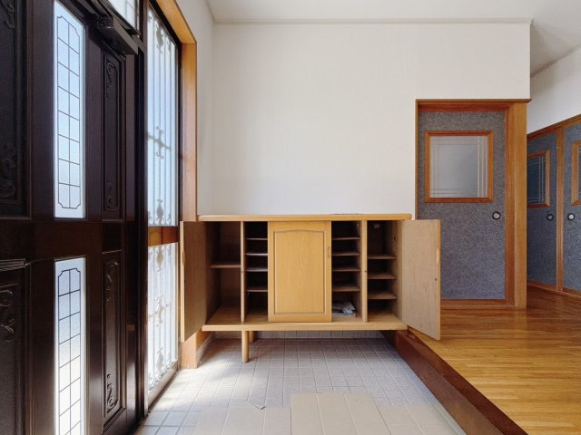 ■玄関｜毎日の「いってらっしゃい」や「お帰りなさい」を大切なご家族と過ごす玄関は〈使いやすさ〉を追求しております。玄関横の物入は急な来客時でもさっとお片付けできるスペースを確保しています。