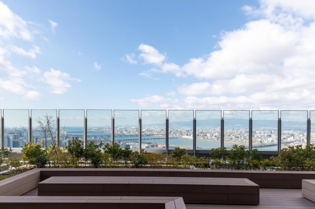 【スカイテラス】地上約113ｍ！天空とダイレクトに繋がる。悠々たる、明媚な六甲山系のパノラマ。