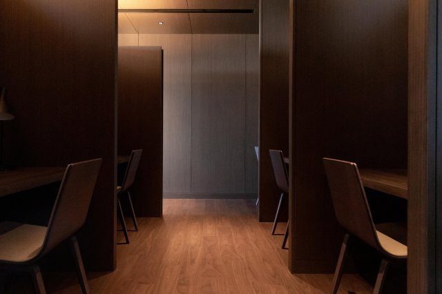 【スタディルーム】大型テーブルと、集中しやすいパーソナルブースがございます☆