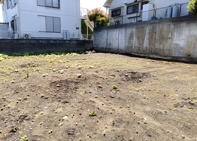 土地の形が極端に長細かったり、狭小地、あるいは道路との高低差がある傾斜地だった場合、後々売ろうとしても買い手がつかない場合もあります。後々、売却することになった時に価値の下がらない土地を選びましょう。