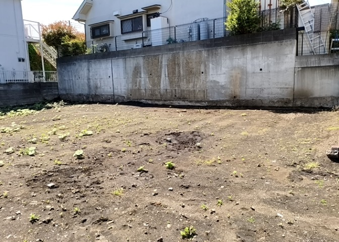 土地の面積＝住宅面積ではありません。建ぺい率の問題などで、土地のある場所によって住宅を建てられる面積は限られています。高さもしかり、「土地」という言葉の中には、建築条件も含まれると考えておきましょう。