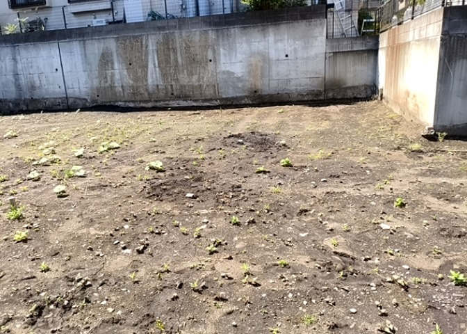 土地の前の道路に消火栓が設置されていることがあります。この場合、道路交通法第45条第1項により、駐車禁止の場所が指定されています。そのため、車庫などの駐車スペースをつくることができない場合があります。