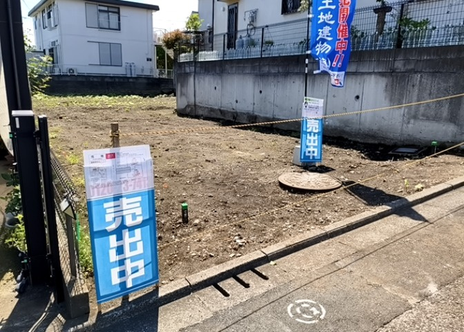 現地に行くなら、物件の周囲の地形がどうなっているかを見ることも大切です。周辺より低くなっている土地では、大雨などで水が集まりやすいため、地盤が弱くなっているということも考えられるため、注意が必要です。