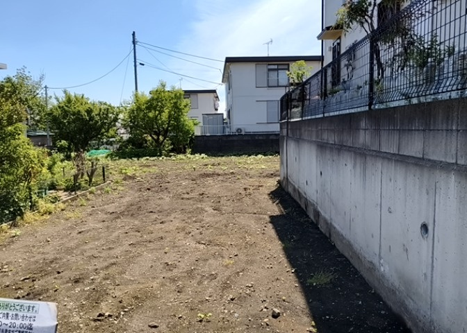 土地購入を検討されている場合、境界杭がない状態で購入してしまうと境界確定測量をする必要があり、費用がかかります。購入の前に、売主、隣土地所有者立ち合いのもと境界を確定し境界杭を設置するのがベストです。