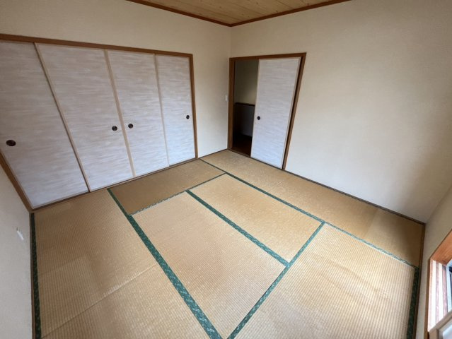 広くて明るい寝室