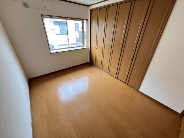 落ち着いた色調の洋室です