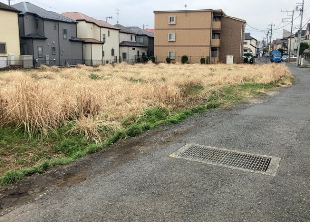 土地の形が極端に長細かったり、狭小地、あるいは道路との高低差がある傾斜地だった場合、後々売ろうとしても買い手がつかない場合もあります。後々、売却することになった時に価値の下がらない土地を選びましょう。