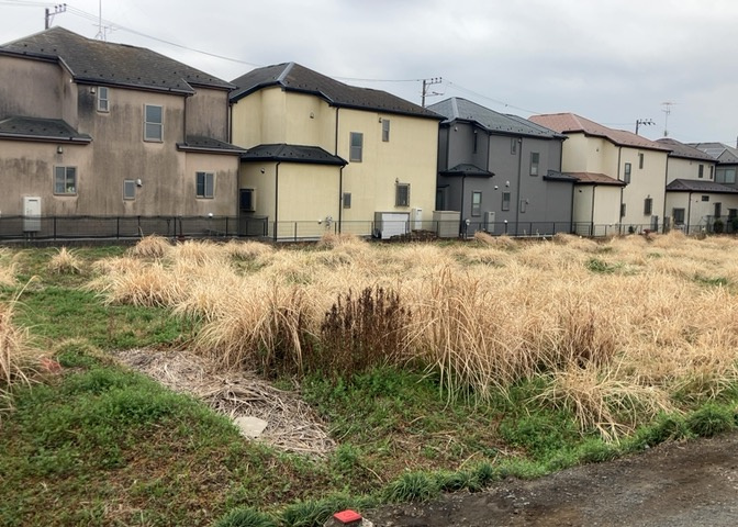 土地の面積＝住宅面積ではありません。建ぺい率の問題などで、土地のある場所によって住宅を建てられる面積は限られています。高さもしかり、「土地」という言葉の中には、建築条件も含まれると考えておきましょう。