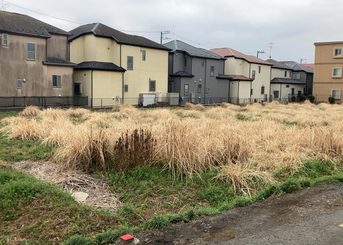 家を建てる場合、方位は要チェックです。現実的に日当たりのよい家ならばリビングは南側、建築基準法でも北側に当たる家への配慮は求められています。土地を見学に行く際は、方位磁針を持って行くようにしましょう。