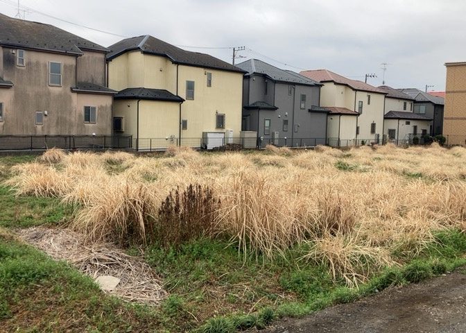土地を買う際、住む地域の自治体や福祉の補助制度にも注目してみましょう。子供や老人の医療補助やゴミ出しのルールなど、自治体によってルールに大きな違いがあるため、暮らしやすい土地で判断するとよいでしょう。