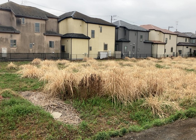 土地の前の道路に消火栓が設置されていることがあります。この場合、道路交通法第45条第1項により、駐車禁止の場所が指定されています。そのため、車庫などの駐車スペースをつくることができない場合があります。